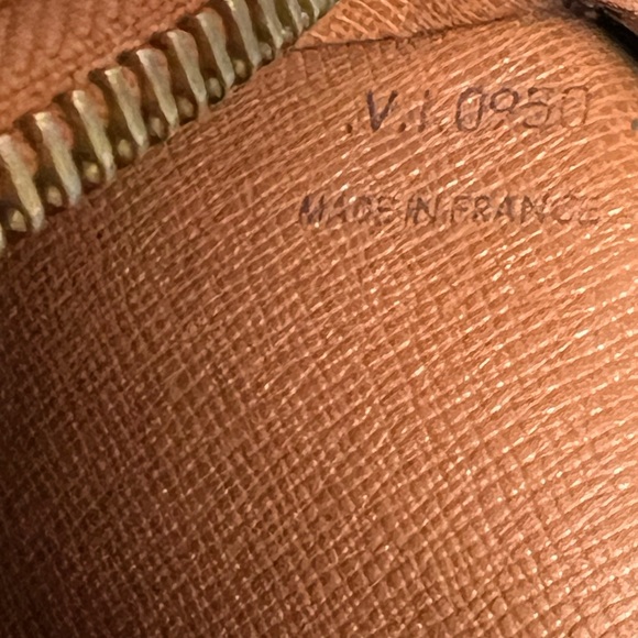 LOUIS VITTON EPI Jeune Fille Epi  Crossbody in Kenyan Fawn color - Picture 7 of 16
